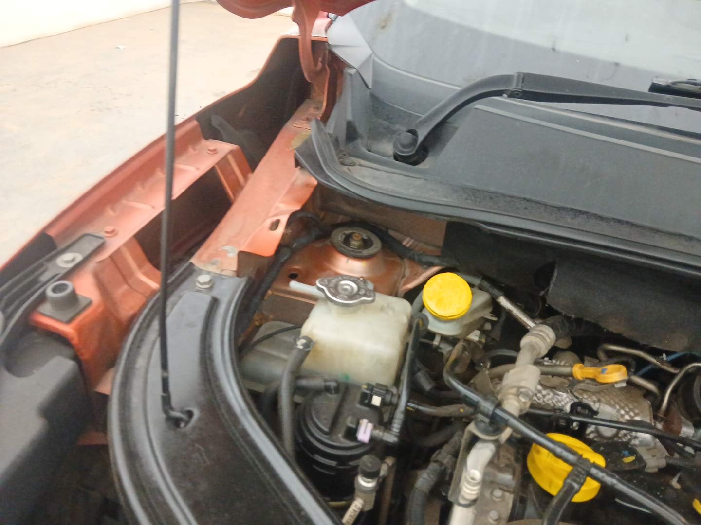 Used 2021 Renault Kiger RXZ Turbo CVT Dual Tone Petrol Automatic engine ENGINE RIGHT SIDE HINGE & APRON VIEW