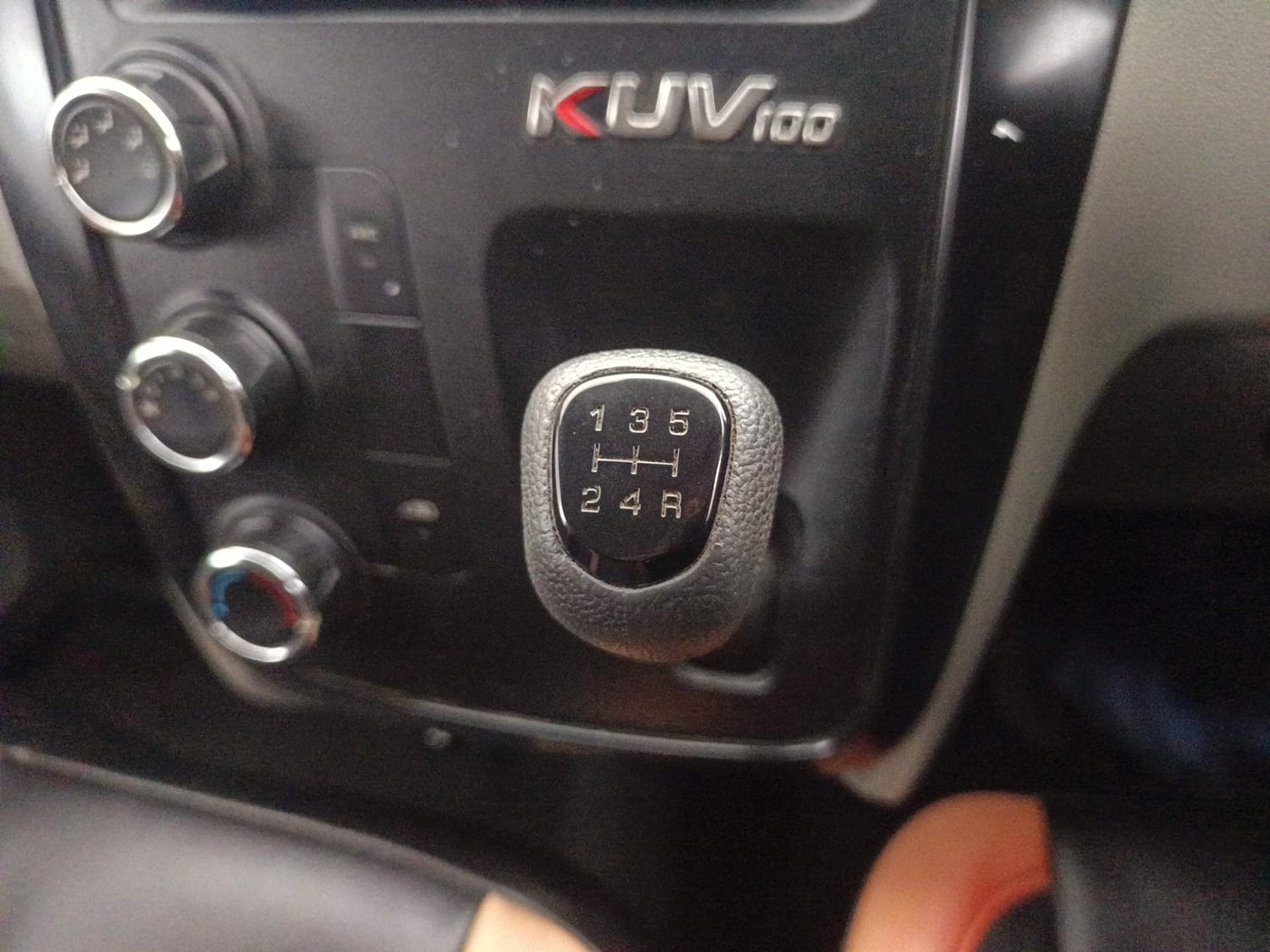 Used 2017 Mahindra KUV100 K2 6 STR Petrol Manual interior GEAR  KNOB VIEW