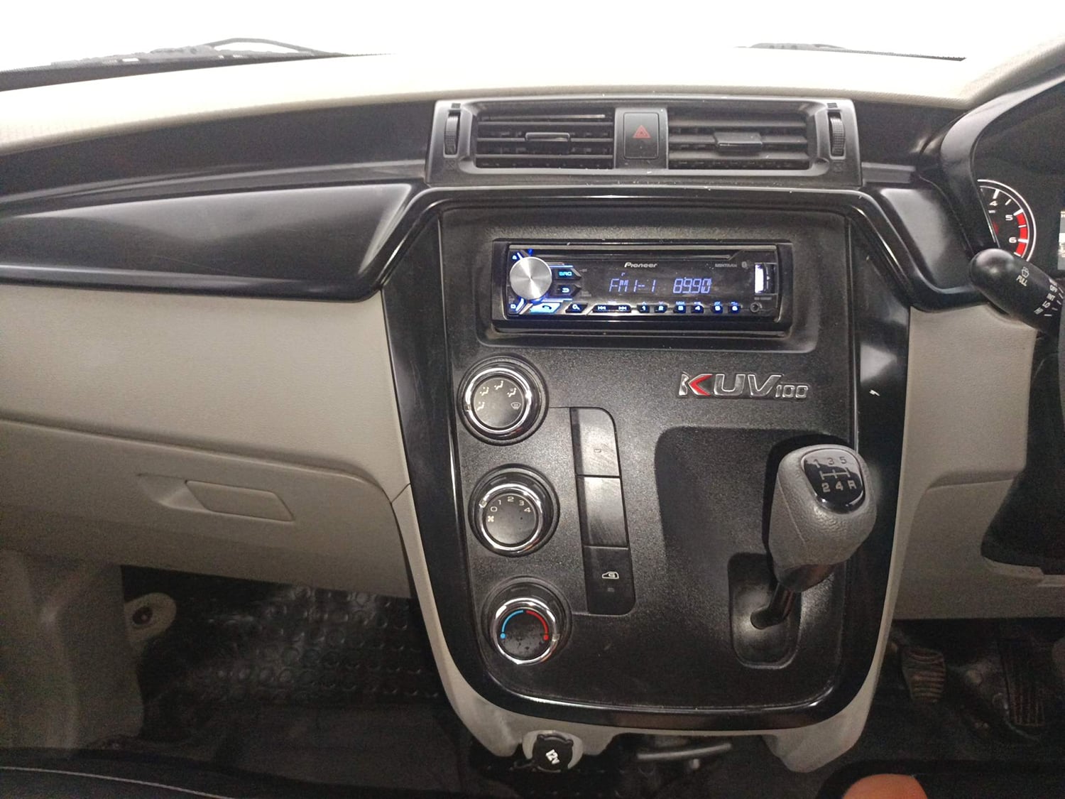 Used 2017 Mahindra KUV100 K2 6 STR Petrol Manual interior MUSIC SYSTEM & AC CONTROL VIEW
