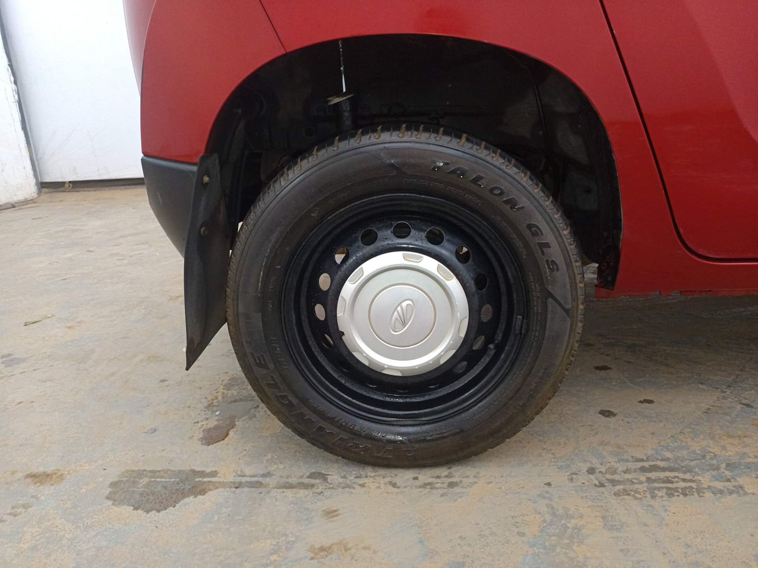 Used 2017 Mahindra KUV100 K2 6 STR Petrol Manual tyres RIGHT REAR TYRE RIM VIEW