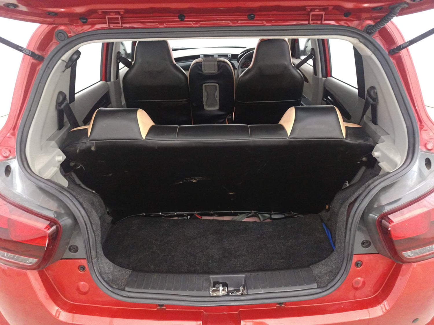 Used 2017 Mahindra KUV100 K2 6 STR Petrol Manual interior DICKY INSIDE VIEW