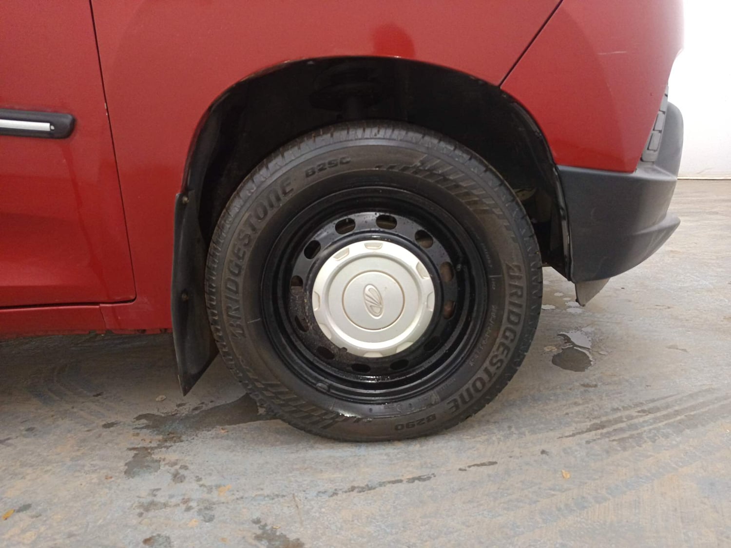 Used 2017 Mahindra KUV100 K2 6 STR Petrol Manual tyres RIGHT FRONT TYRE RIM VIEW