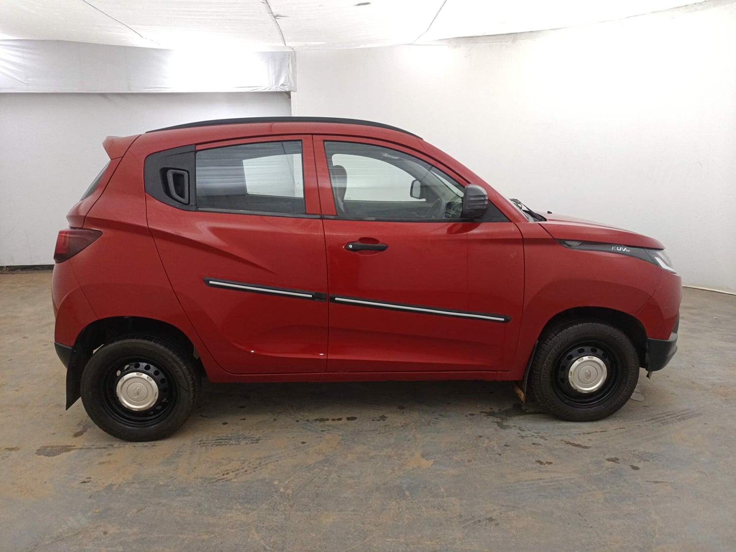 Used 2017 Mahindra KUV100 K2 6 STR Petrol Manual exterior RIGHT SIDE VIEW
