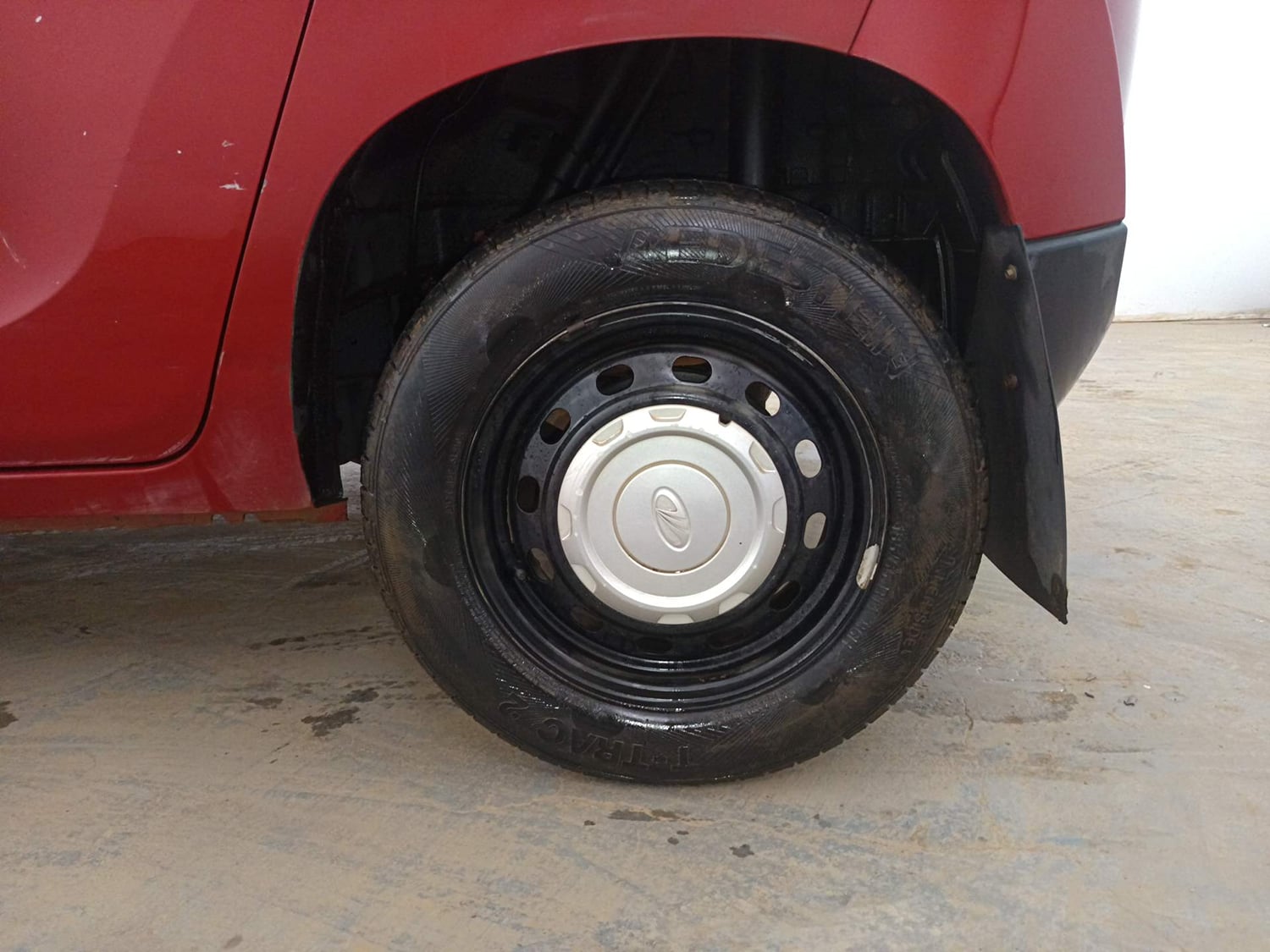 Used 2017 Mahindra KUV100 K2 6 STR Petrol Manual tyres LEFT REAR TYRE RIM VIEW