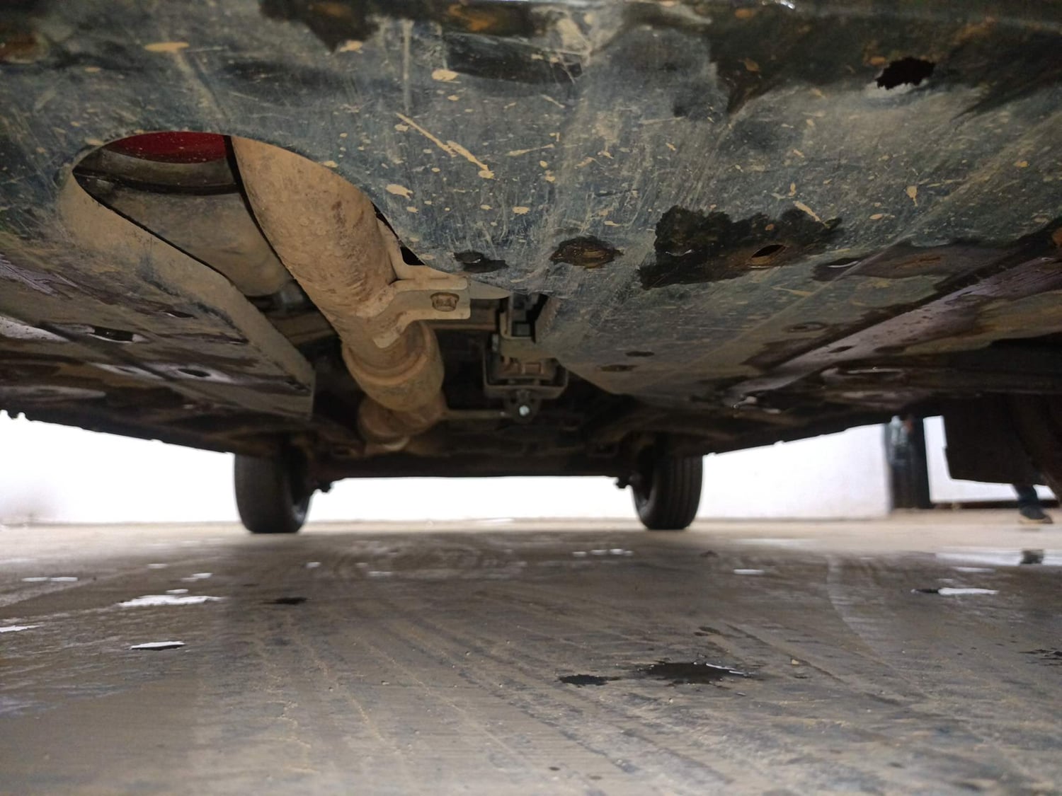 Used 2017 Mahindra KUV100 K2 6 STR Petrol Manual extra FRONT LEFT UNDERBODY VIEW