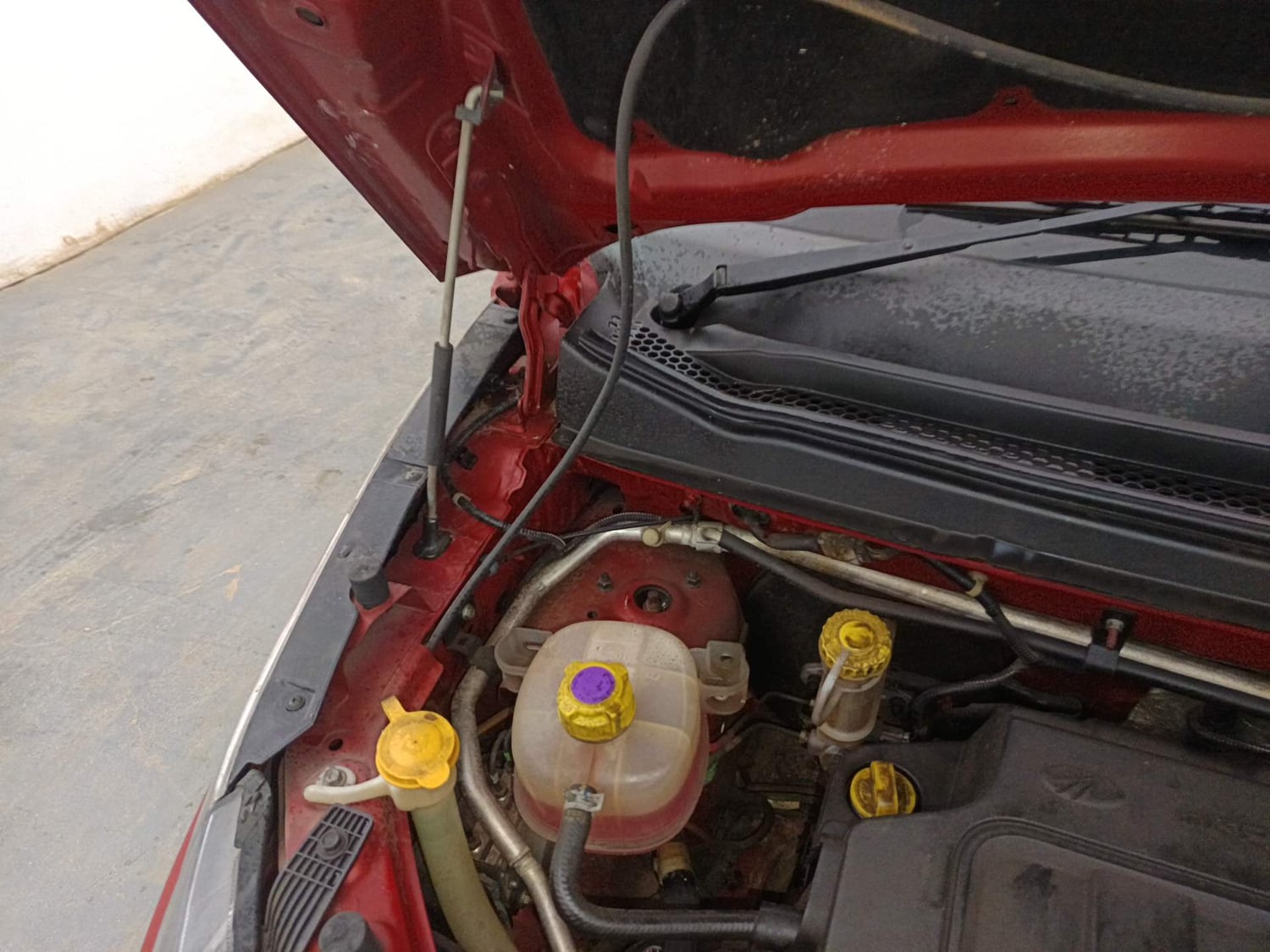 Used 2017 Mahindra KUV100 K2 6 STR Petrol Manual engine ENGINE RIGHT SIDE HINGE & APRON VIEW