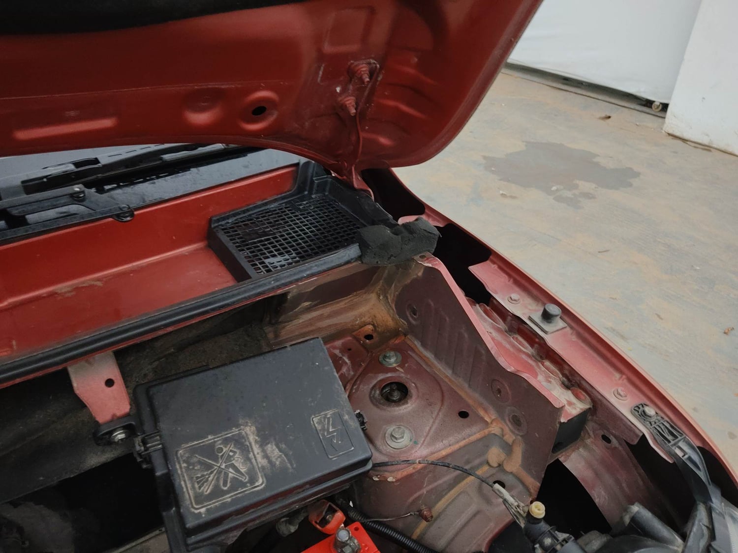 Used 2018 Renault Kwid 1.0 RXT AMT Petrol Automatic engine ENGINE LEFT SIDE HINGE & APRON VIEW
