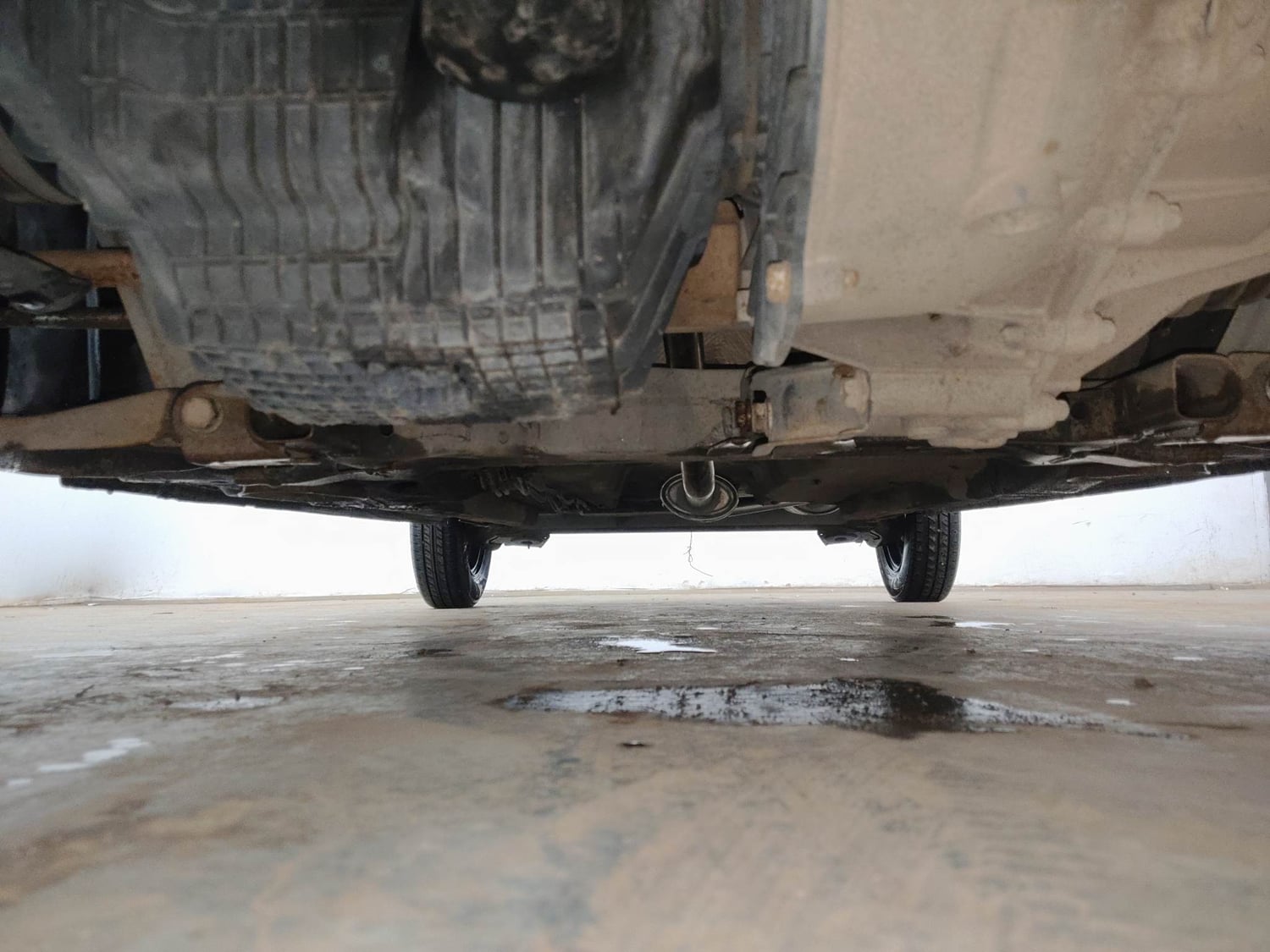 Used 2018 Renault Kwid 1.0 RXT AMT Petrol Automatic extra FRONT LEFT UNDERBODY VIEW