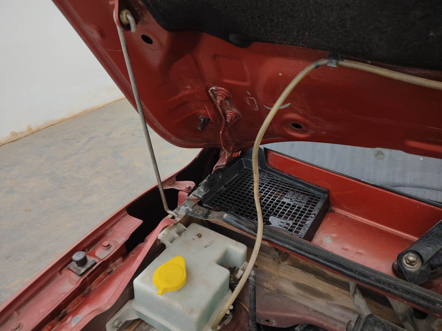 Used 2018 Renault Kwid 1.0 RXT AMT Petrol Automatic engine ENGINE RIGHT SIDE HINGE & APRON VIEW