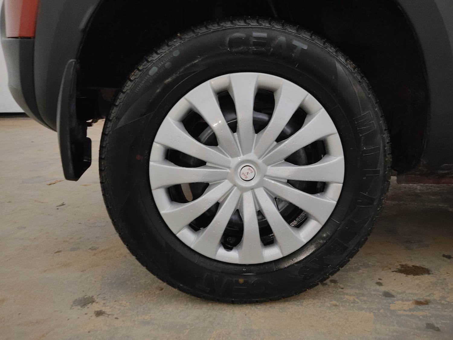 Used 2018 Renault Kwid 1.0 RXT AMT Petrol Automatic tyres RIGHT REAR TYRE RIM VIEW