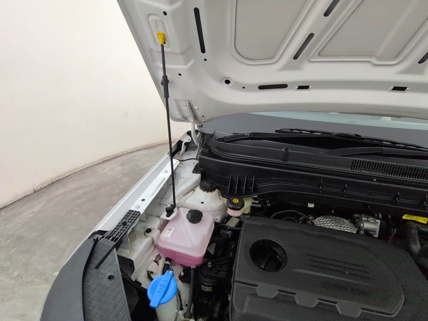 Used 2026 Hyundai Venue  1.5 CRDi Diesel AT DSL HX5 Diesel Automatic engine ENGINE RIGHT SIDE HINGE & APRON VIEW