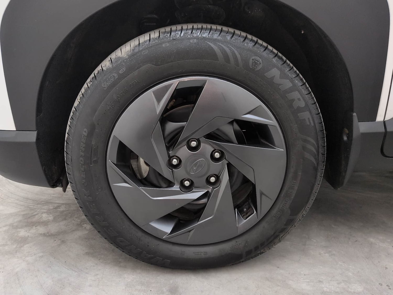Used 2026 Hyundai Venue  1.5 CRDi Diesel AT DSL HX5 Diesel Automatic tyres LEFT FRONT TYRE RIM VIEW