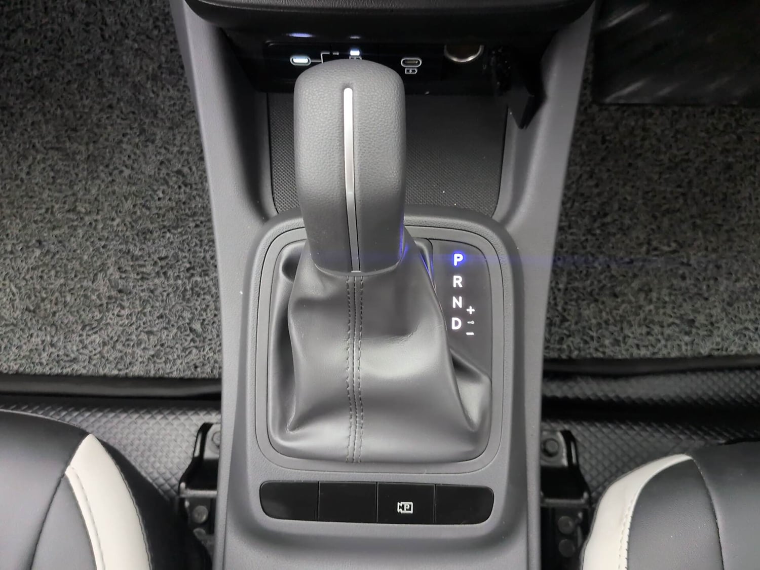 Used 2026 Hyundai Venue  1.5 CRDi Diesel AT DSL HX5 Diesel Automatic interior GEAR  KNOB VIEW