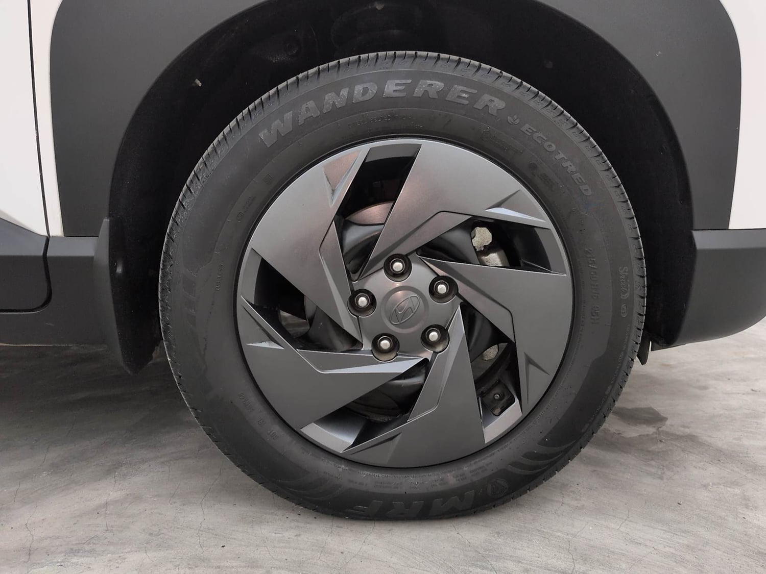 Used 2026 Hyundai Venue  1.5 CRDi Diesel AT DSL HX5 Diesel Automatic tyres RIGHT FRONT TYRE RIM VIEW