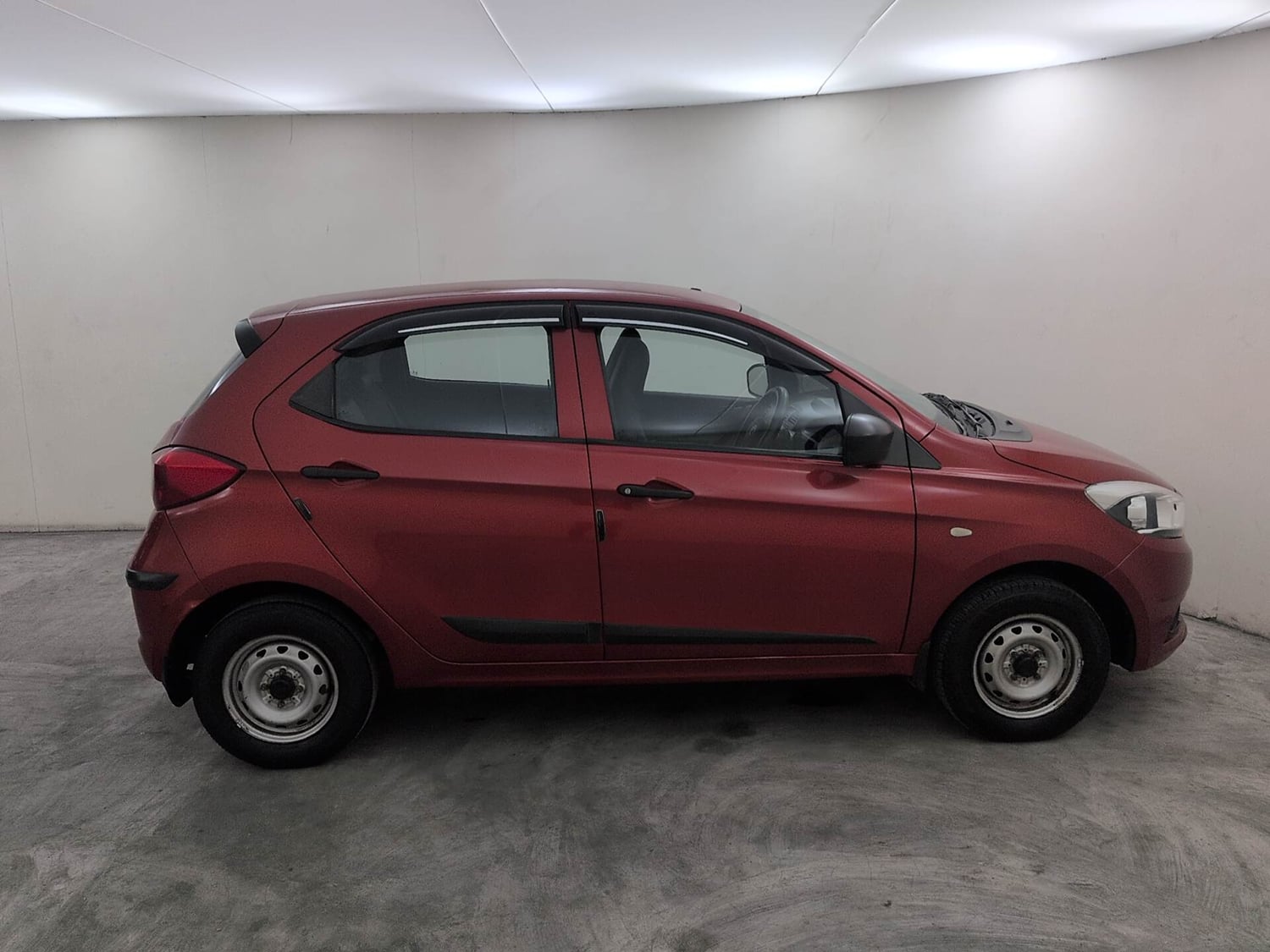Used 2017 Tata Tiago Revotron XE Petrol Manual exterior RIGHT SIDE VIEW