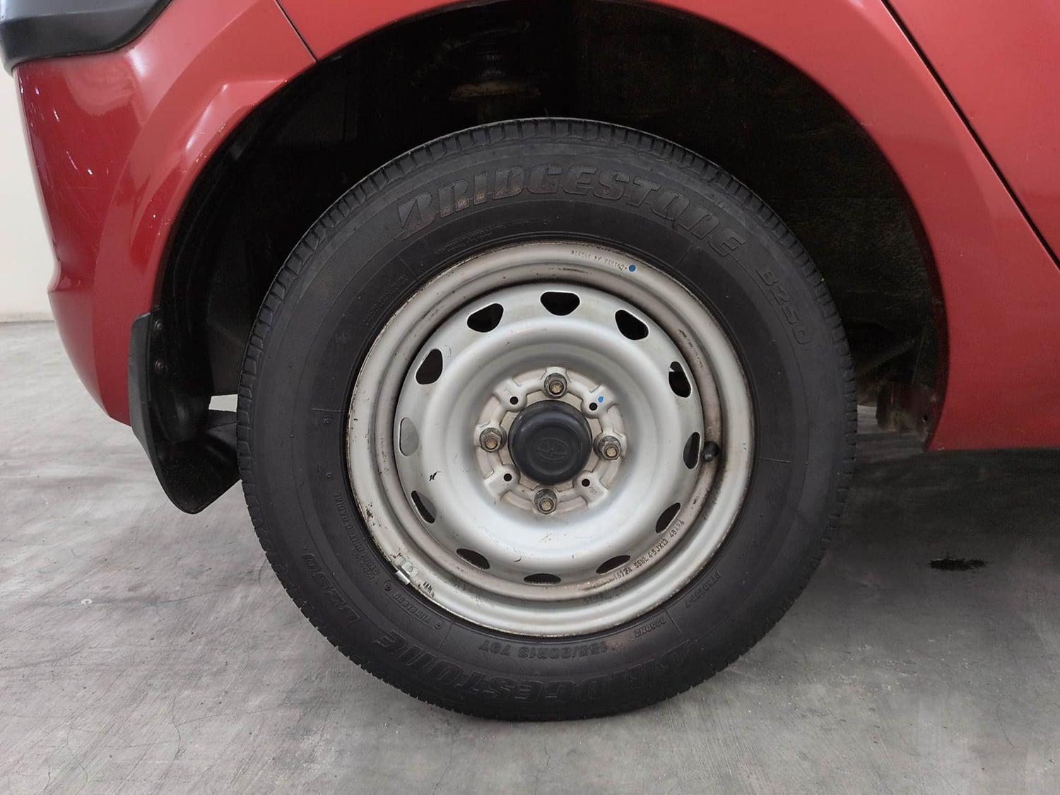Used 2017 Tata Tiago Revotron XE Petrol Manual tyres RIGHT REAR TYRE RIM VIEW