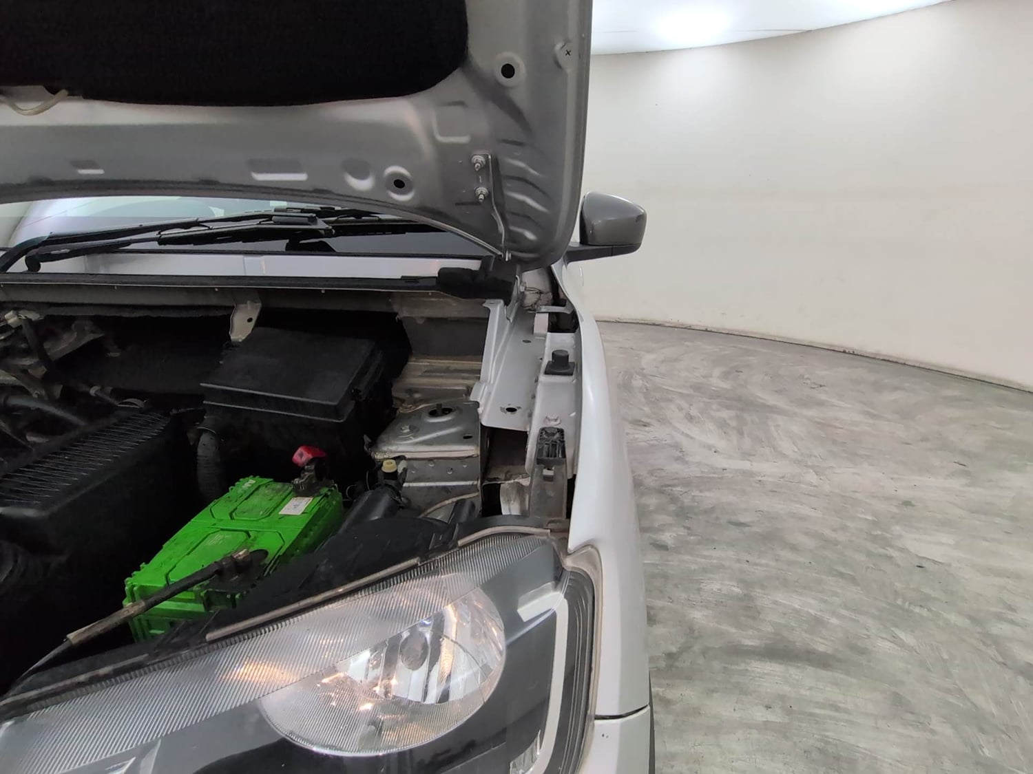 Used 2018 Renault Kwid 1.0 RXT AMT Opt Petrol Automatic engine ENGINE LEFT SIDE HINGE & APRON VIEW