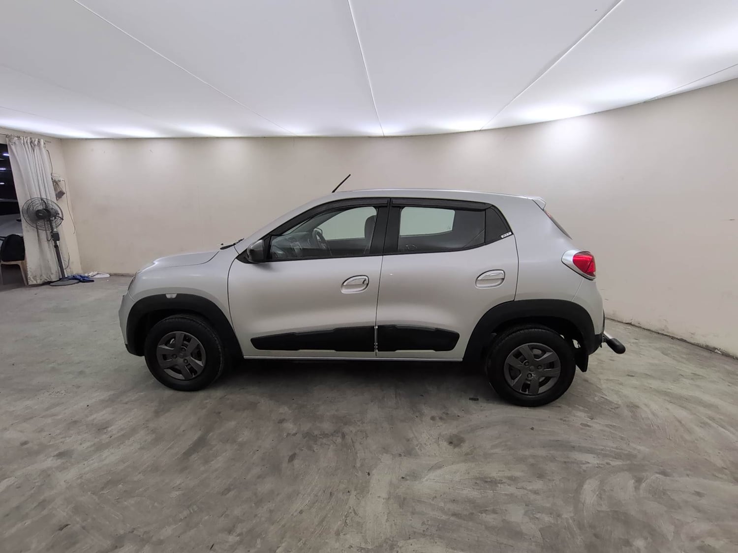 Used 2018 Renault Kwid 1.0 RXT AMT Opt Petrol Automatic exterior LEFT SIDE VIEW