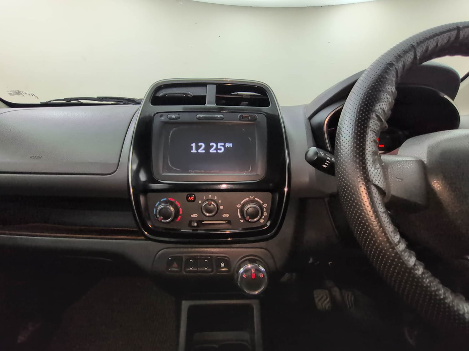 Used 2018 Renault Kwid 1.0 RXT AMT Opt Petrol Automatic interior MUSIC SYSTEM & AC CONTROL VIEW