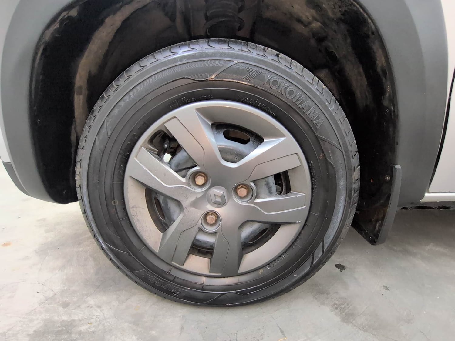 Used 2018 Renault Kwid 1.0 RXT AMT Opt Petrol Automatic tyres LEFT FRONT TYRE RIM VIEW