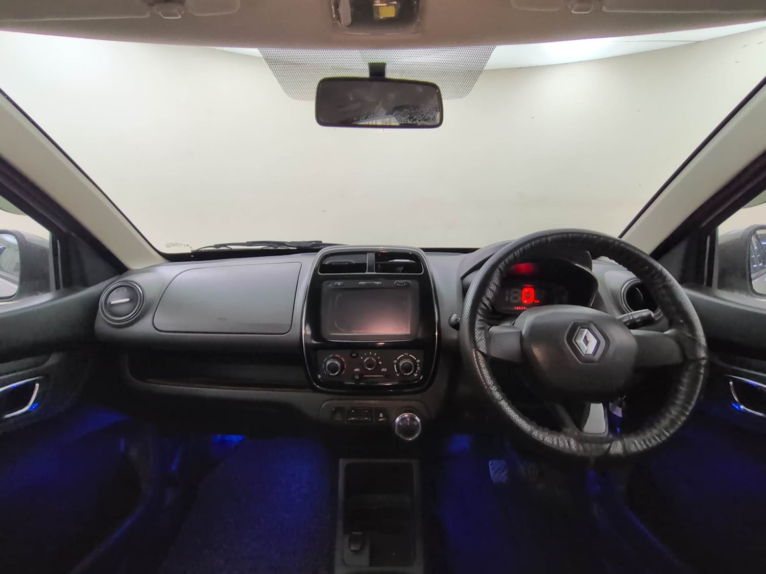 Used 2018 Renault Kwid 1.0 RXT AMT Opt Petrol Automatic interior DASHBOARD VIEW