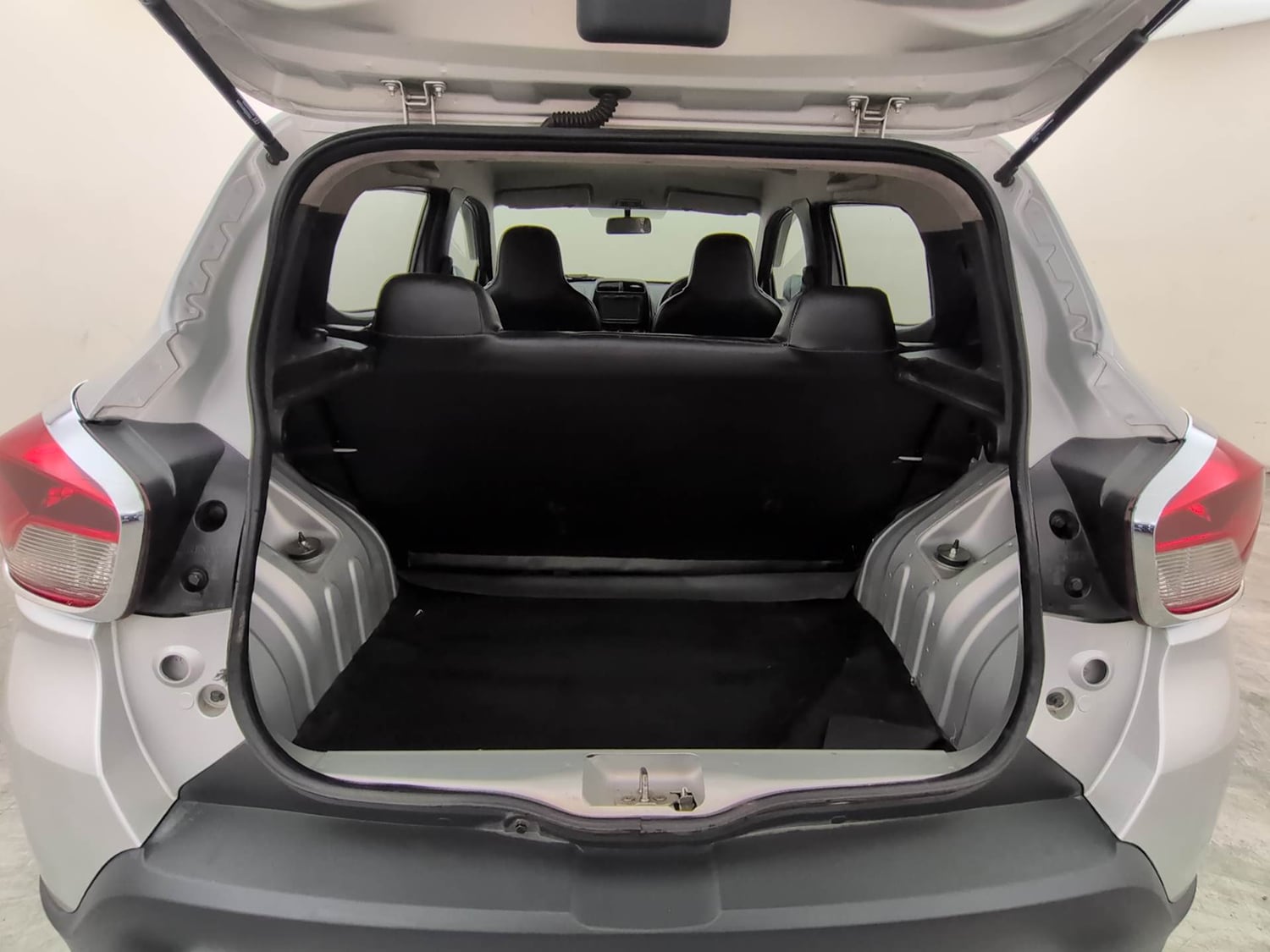Used 2018 Renault Kwid 1.0 RXT AMT Opt Petrol Automatic interior DICKY INSIDE VIEW