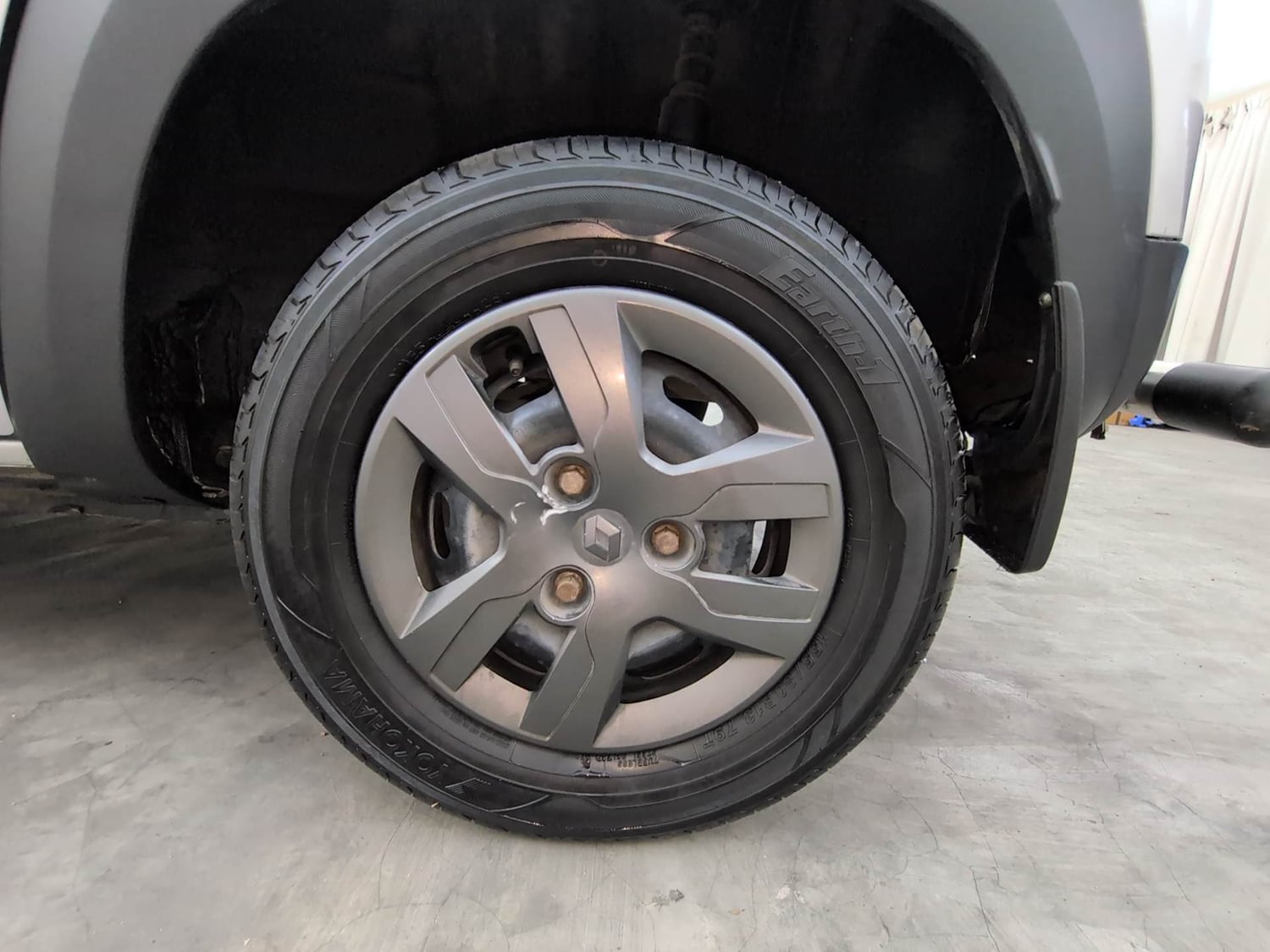 Used 2018 Renault Kwid 1.0 RXT AMT Opt Petrol Automatic tyres LEFT REAR TYRE RIM VIEW
