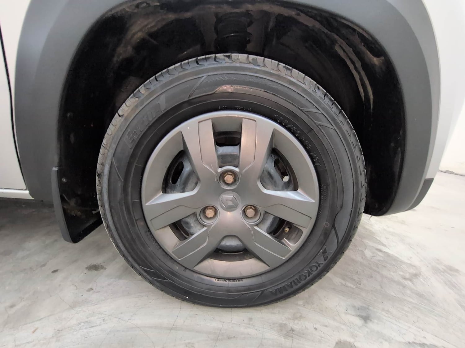 Used 2018 Renault Kwid 1.0 RXT AMT Opt Petrol Automatic tyres RIGHT FRONT TYRE RIM VIEW