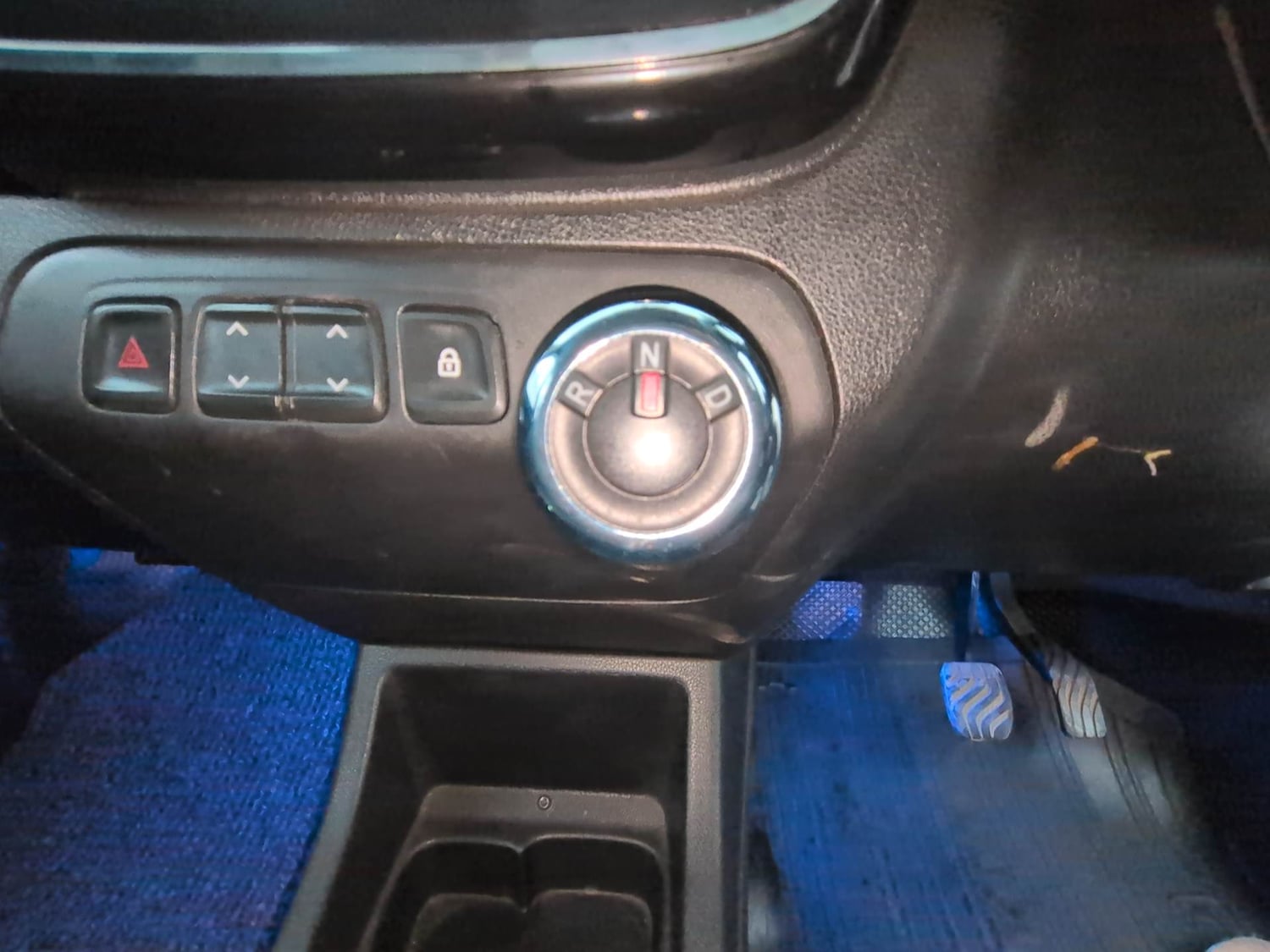 Used 2018 Renault Kwid 1.0 RXT AMT Opt Petrol Automatic interior GEAR  KNOB VIEW