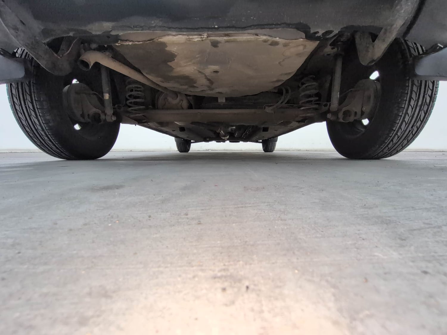 Used 2018 Renault Kwid 1.0 RXT AMT Opt Petrol Automatic extra REAR UNDERBODY VIEW (TAKEN FROM REAR)