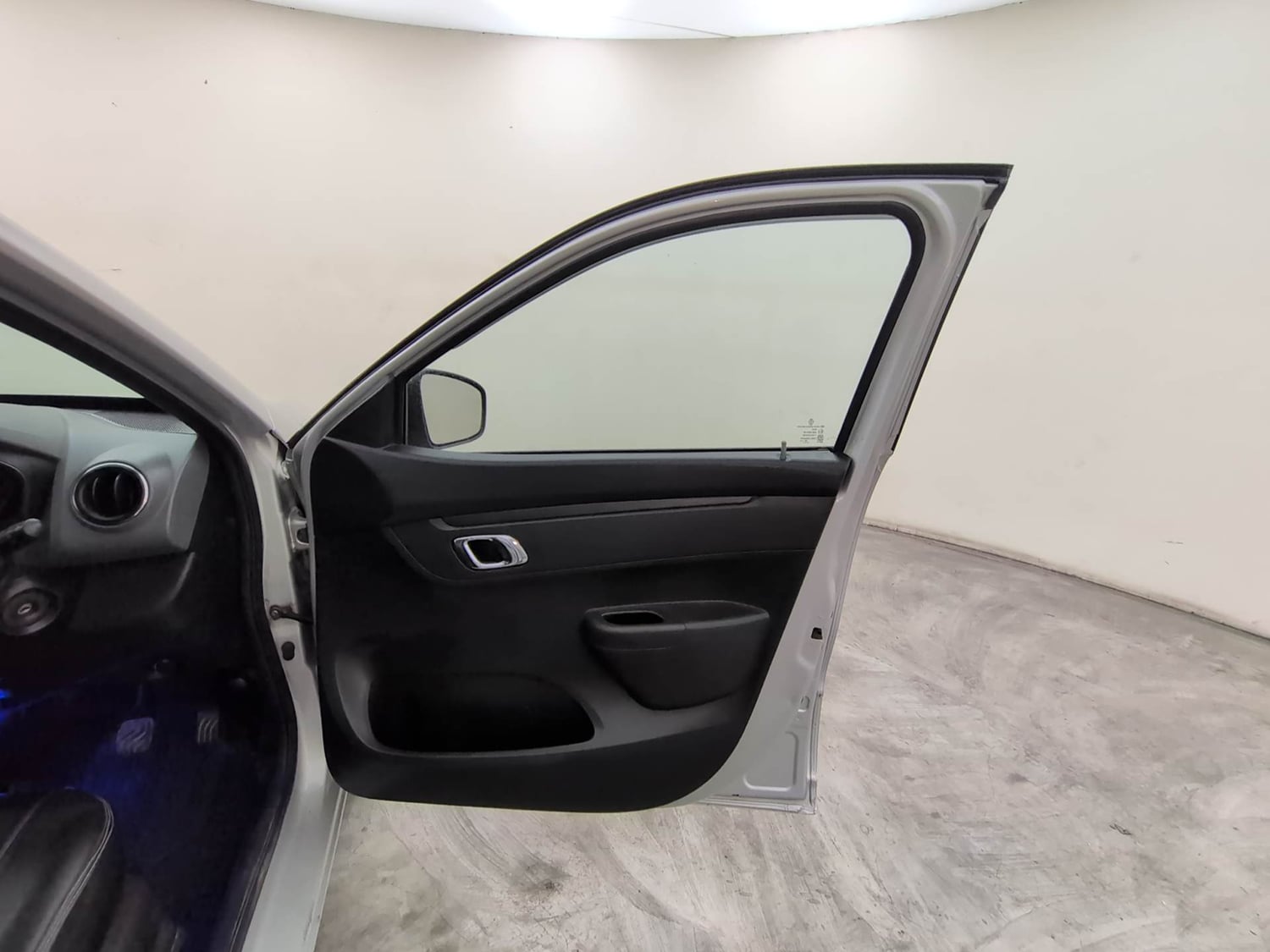 Used 2018 Renault Kwid 1.0 RXT AMT Opt Petrol Automatic interior RIGHT FRONT DOOR OPEN VIEW