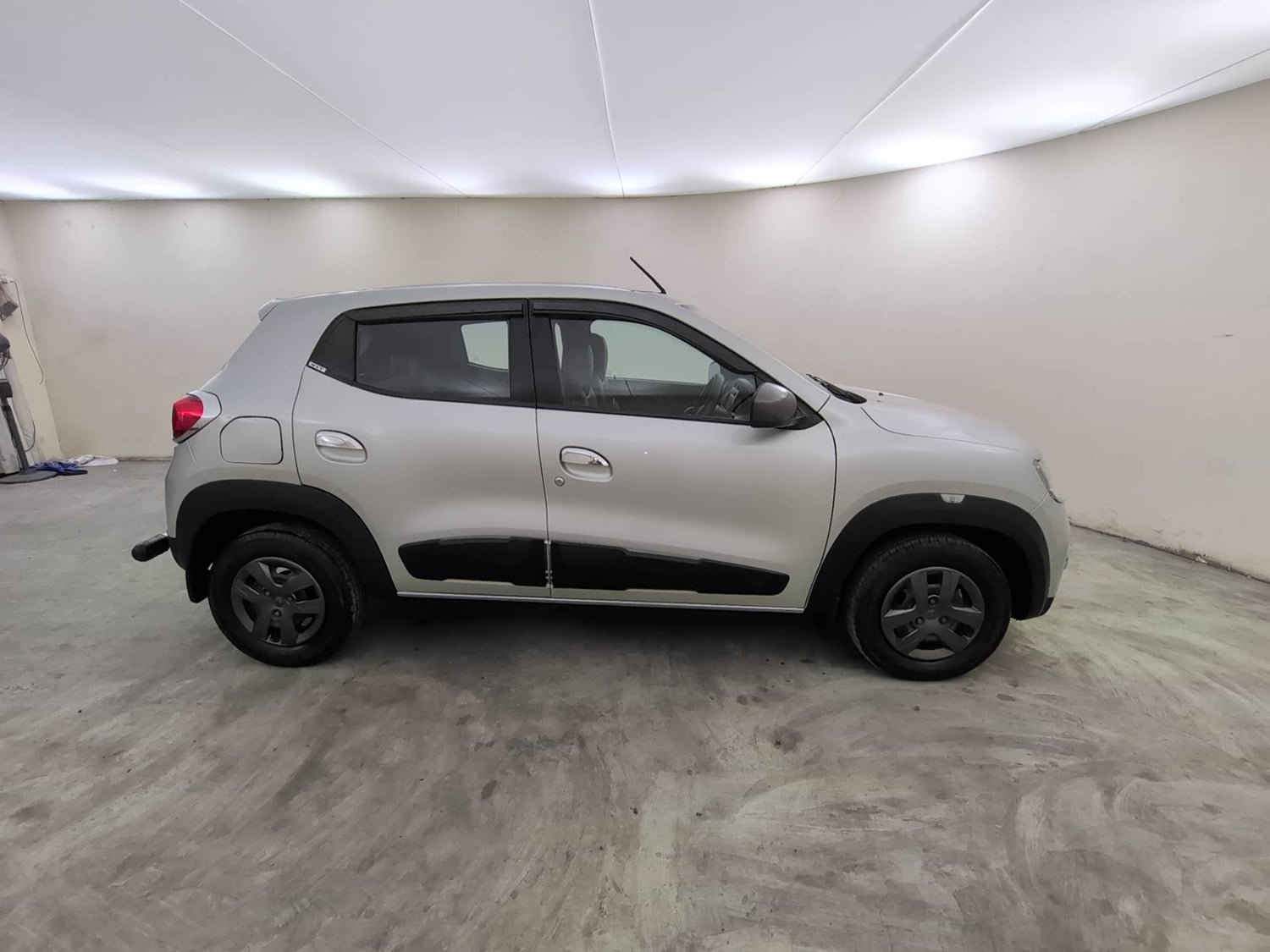 Used 2018 Renault Kwid 1.0 RXT AMT Opt Petrol Automatic exterior RIGHT SIDE VIEW