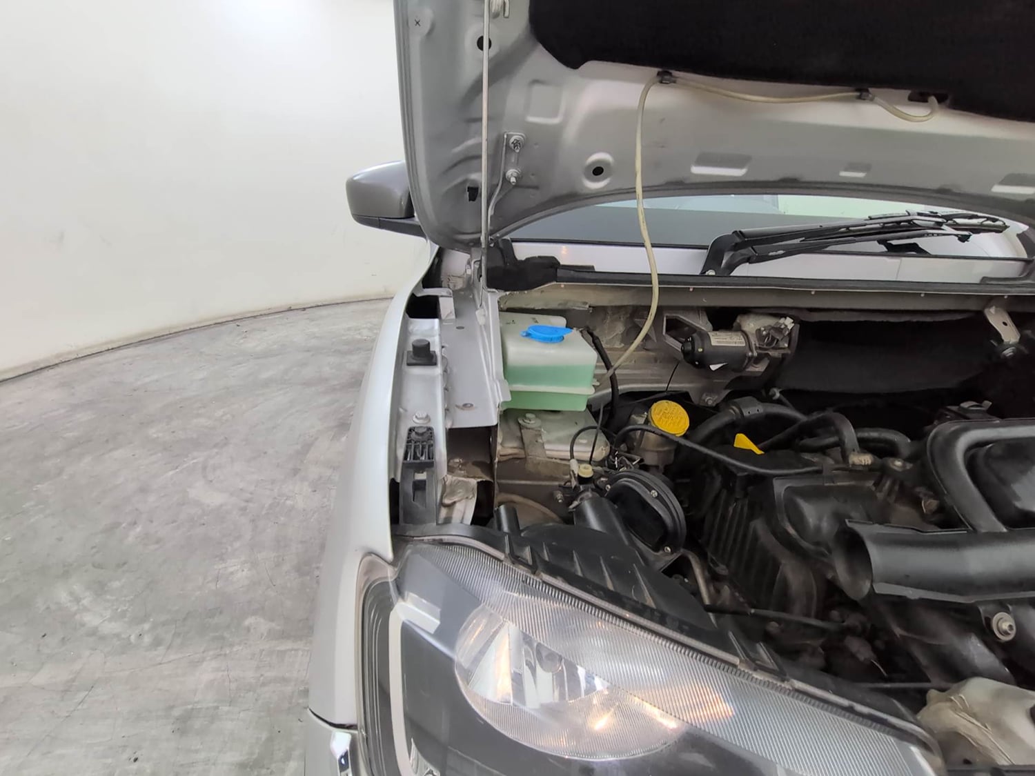 Used 2018 Renault Kwid 1.0 RXT AMT Opt Petrol Automatic engine ENGINE RIGHT SIDE HINGE & APRON VIEW