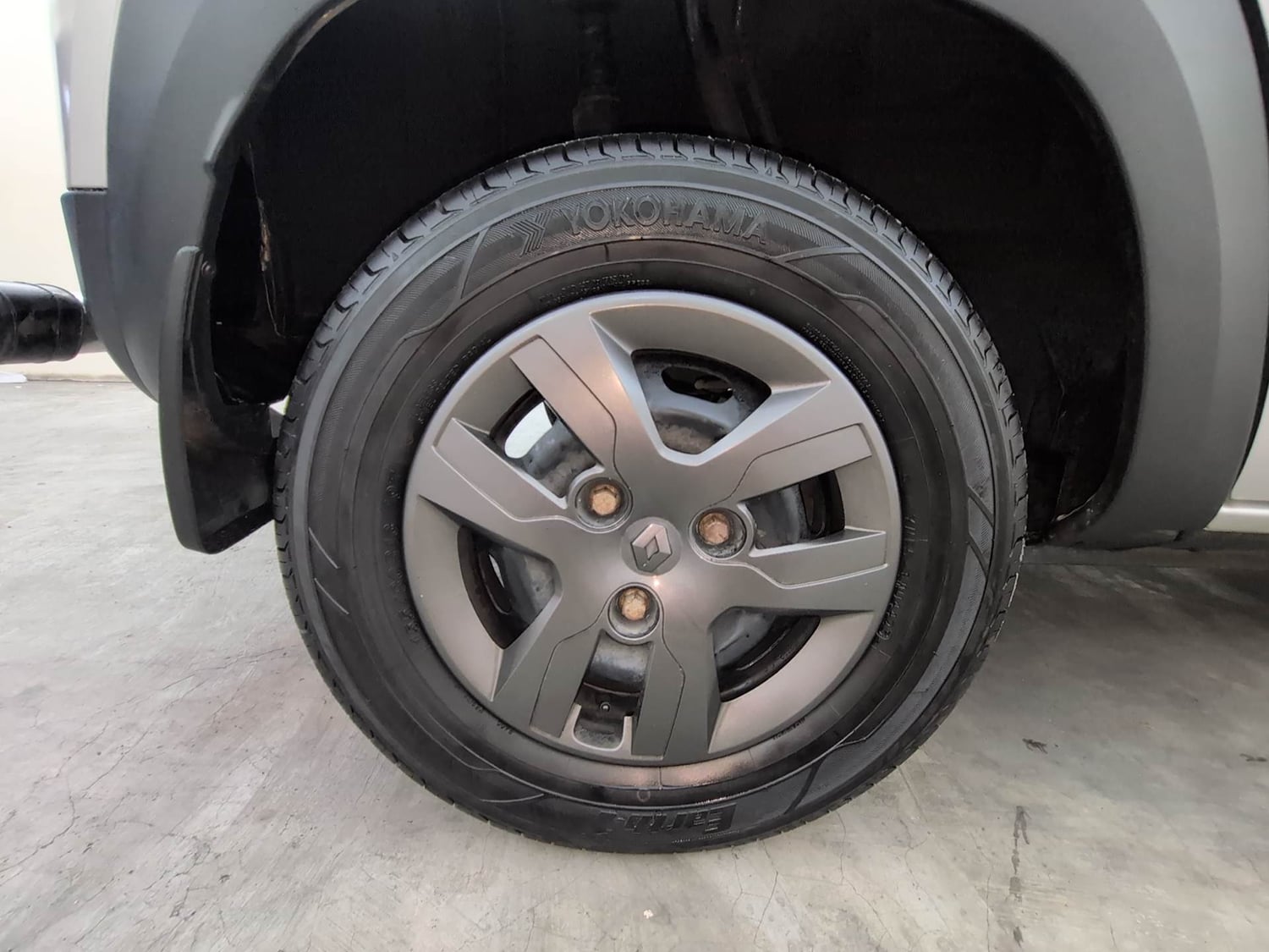Used 2018 Renault Kwid 1.0 RXT AMT Opt Petrol Automatic tyres RIGHT REAR TYRE RIM VIEW