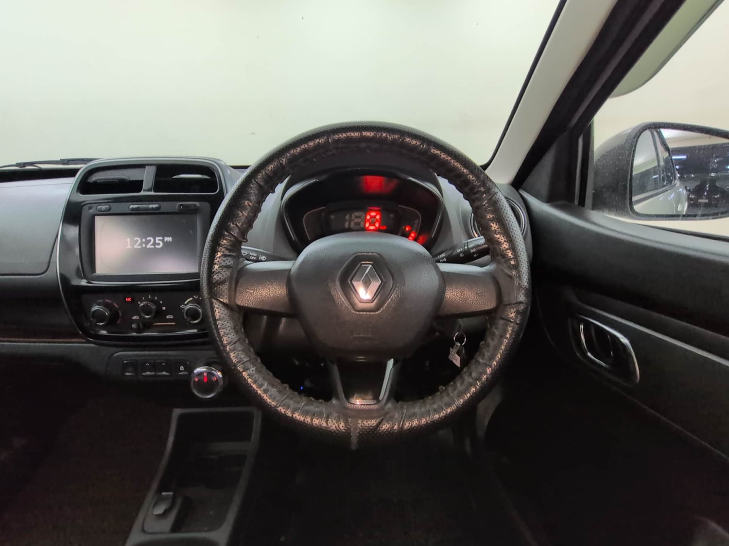 Used 2018 Renault Kwid 1.0 RXT AMT Opt Petrol Automatic interior STEERING VIEW