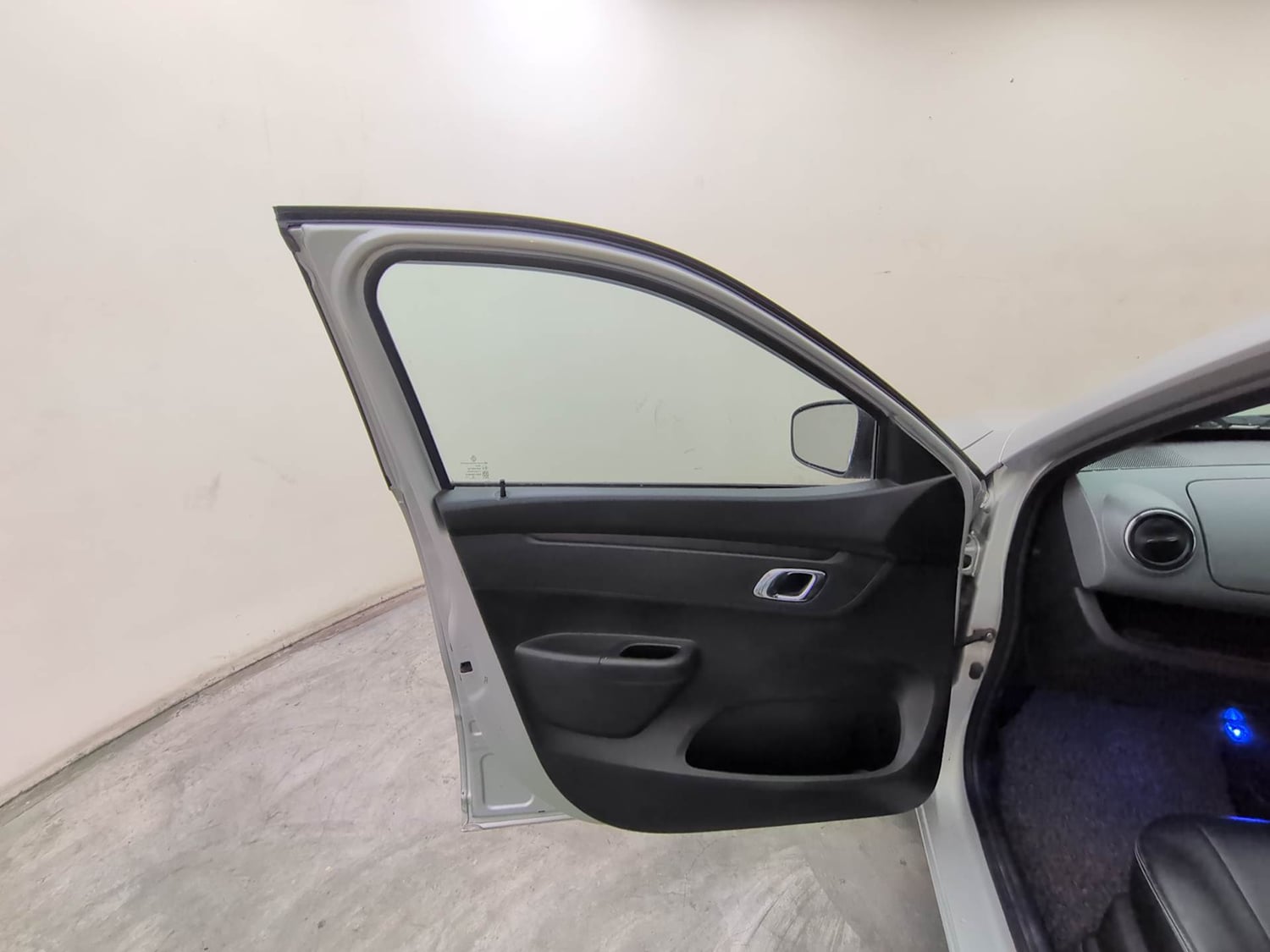 Used 2018 Renault Kwid 1.0 RXT AMT Opt Petrol Automatic interior LEFT FRONT DOOR OPEN VIEW