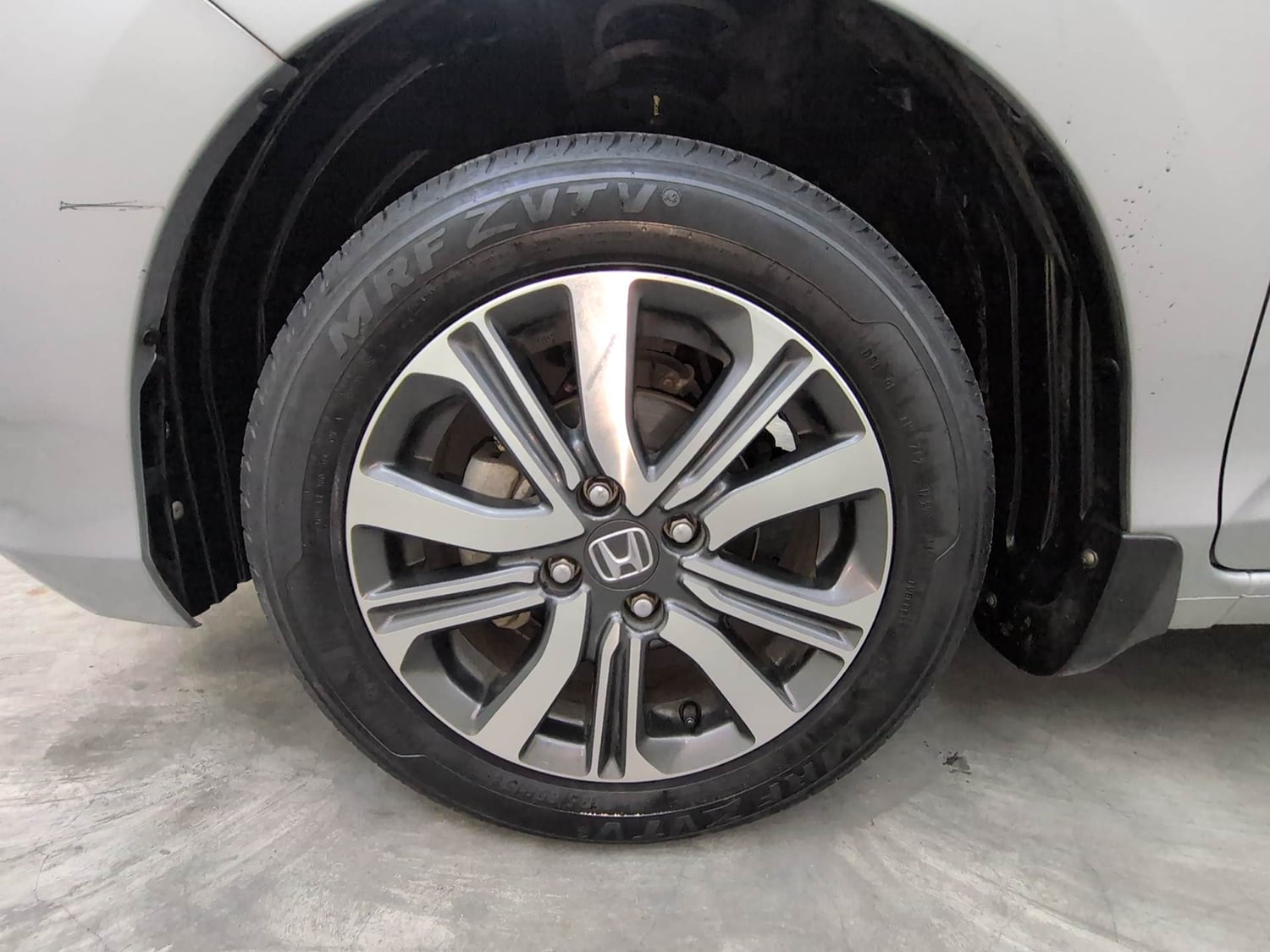 Used 2022 Honda Amaze VX MT 1.2 Petrol Petrol Manual tyres LEFT FRONT TYRE RIM VIEW