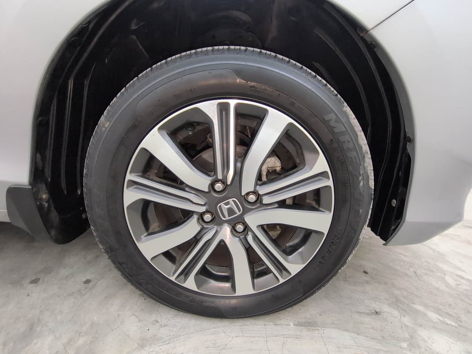 Used 2022 Honda Amaze VX MT 1.2 Petrol Petrol Manual tyres RIGHT FRONT TYRE RIM VIEW