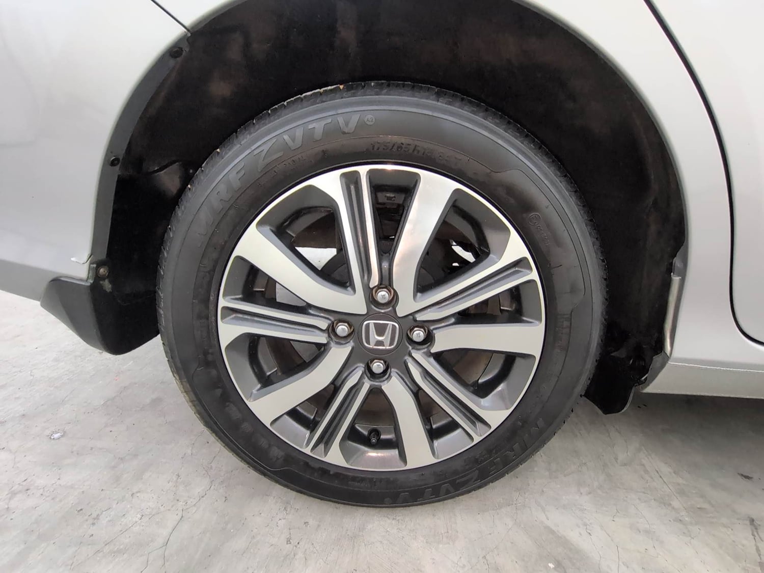 Used 2022 Honda Amaze VX MT 1.2 Petrol Petrol Manual tyres RIGHT REAR TYRE RIM VIEW