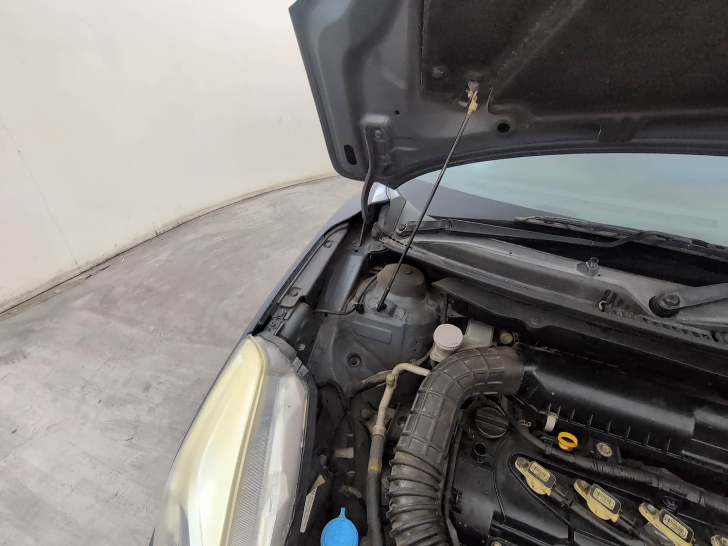 Used 2016 Maruti Suzuki Baleno Zeta 1.2 Petrol Manual engine ENGINE RIGHT SIDE HINGE & APRON VIEW