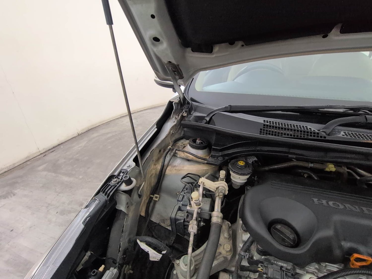 Used 2019 Honda Amaze 1.5 V CVT Diesel Diesel Automatic engine ENGINE RIGHT SIDE HINGE & APRON VIEW