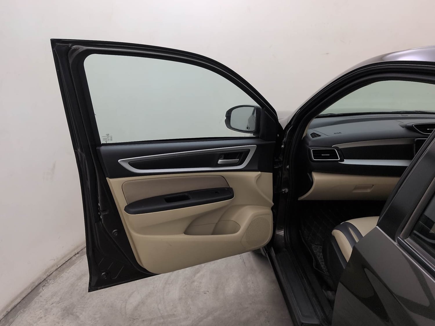 Used 2023 Honda Amaze VX MT 1.2 Petrol Petrol Manual interior LEFT FRONT DOOR OPEN VIEW