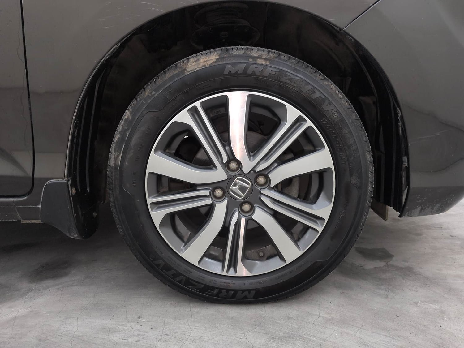 Used 2023 Honda Amaze VX MT 1.2 Petrol Petrol Manual tyres RIGHT FRONT TYRE RIM VIEW