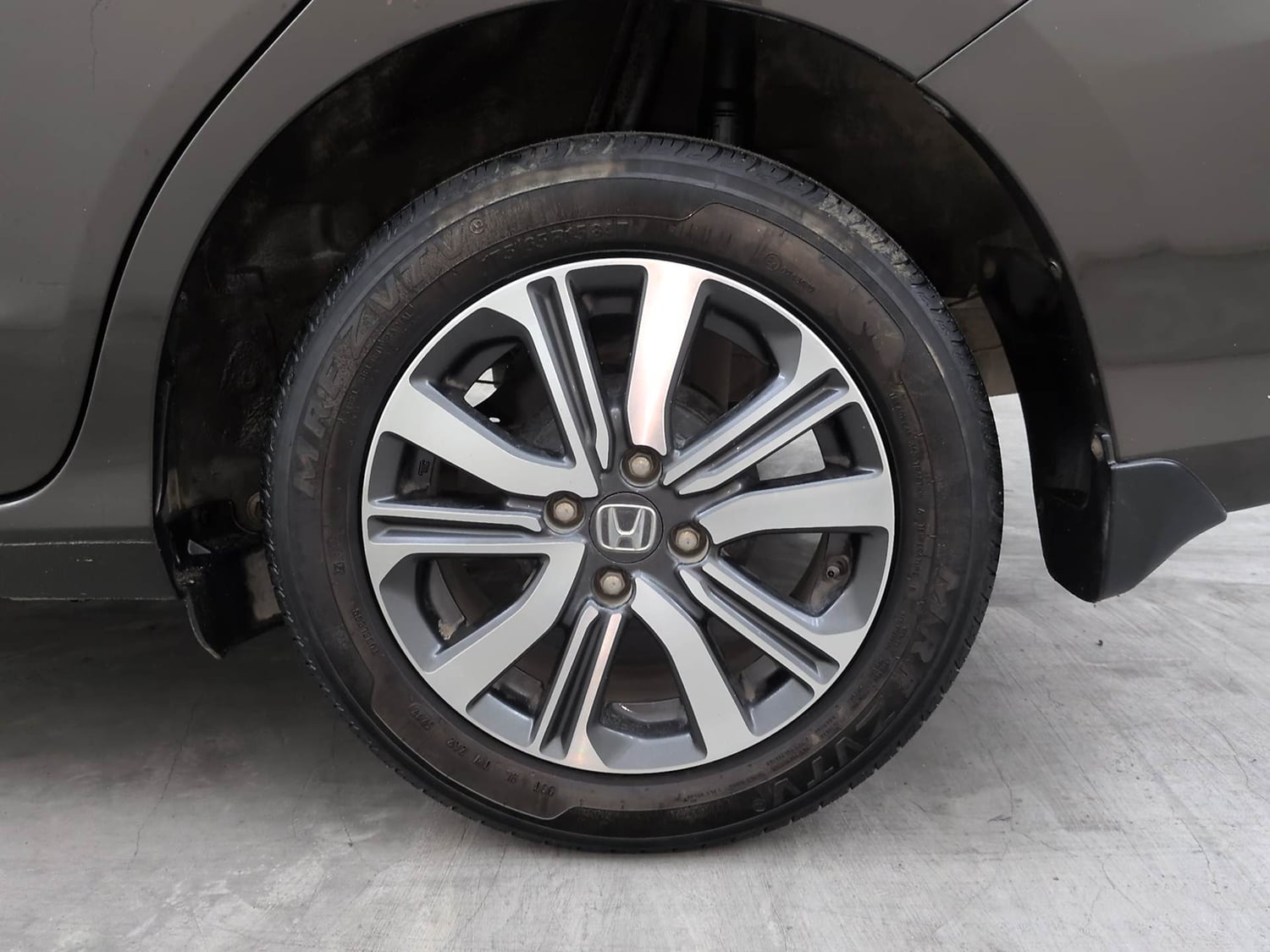 Used 2023 Honda Amaze VX MT 1.2 Petrol Petrol Manual tyres LEFT REAR TYRE RIM VIEW