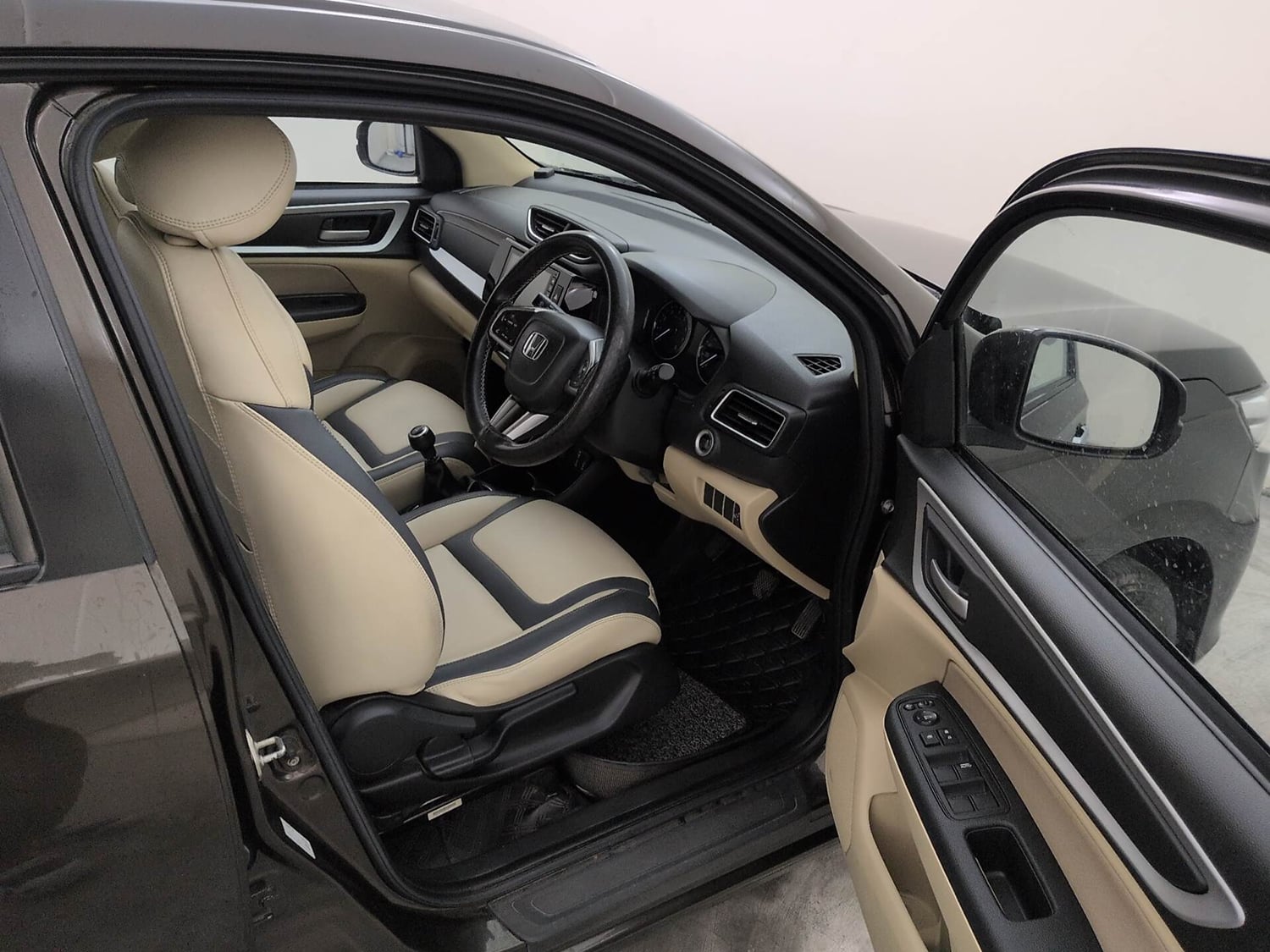 Used 2023 Honda Amaze VX MT 1.2 Petrol Petrol Manual interior RIGHT SIDE FRONT DOOR CABIN VIEW
