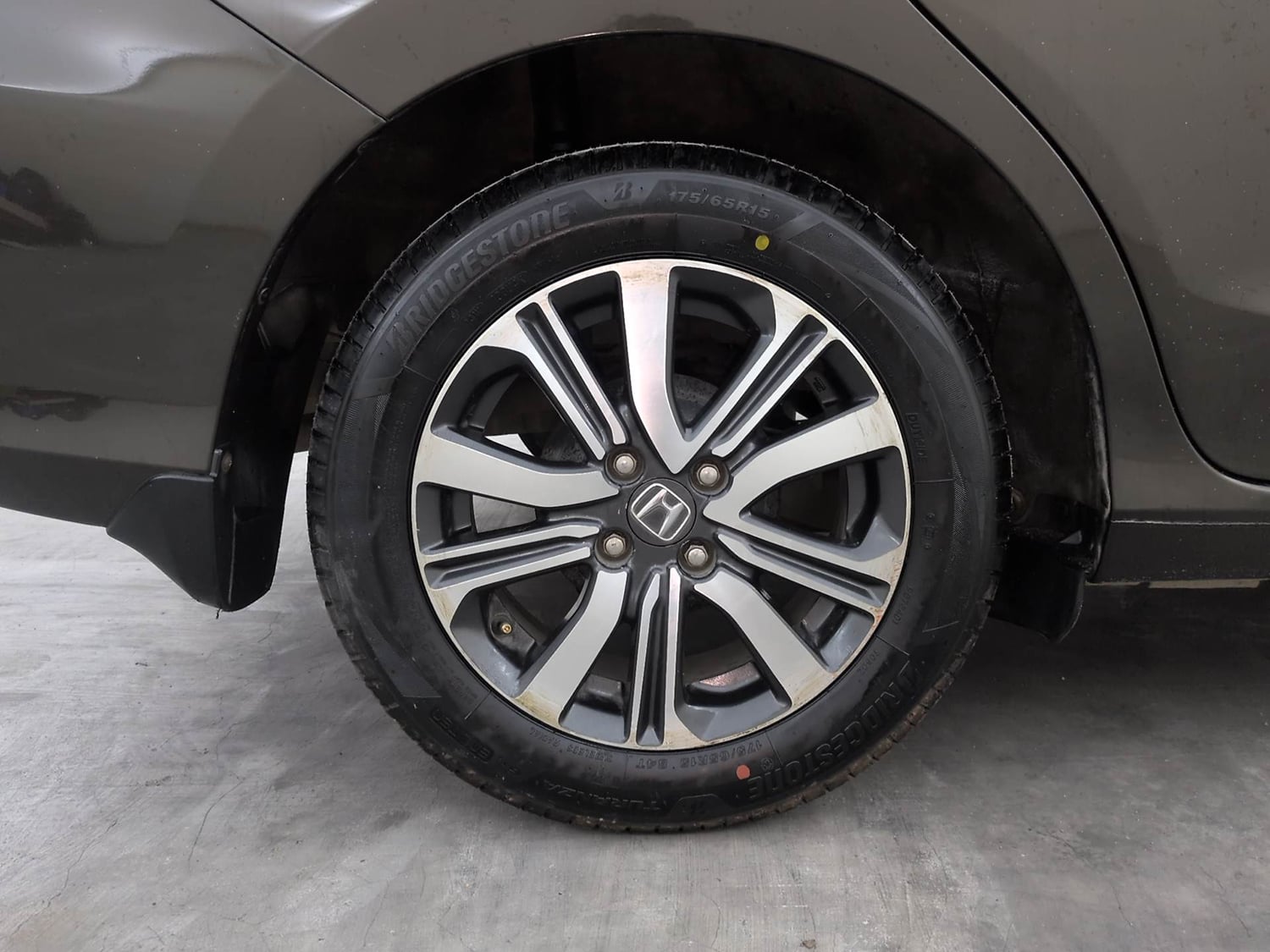 Used 2023 Honda Amaze VX MT 1.2 Petrol Petrol Manual tyres RIGHT REAR TYRE RIM VIEW