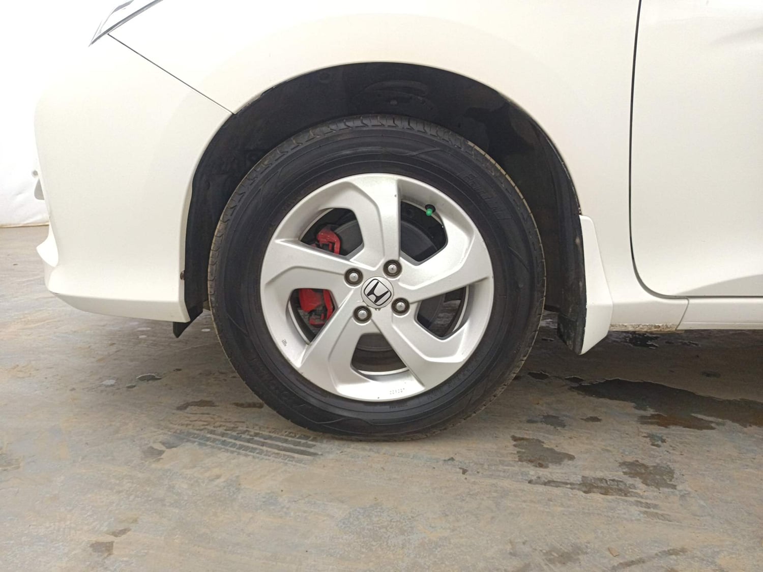 Used 2017 Honda City VX Petrol Manual tyres LEFT FRONT TYRE RIM VIEW