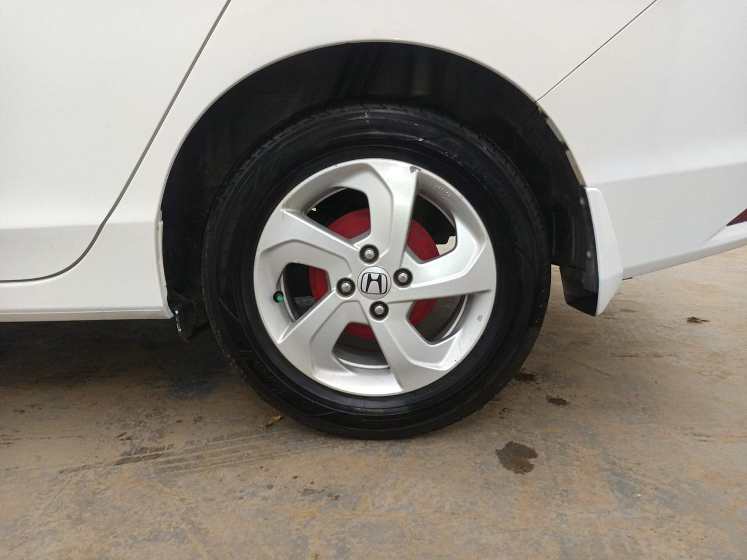 Used 2017 Honda City VX Petrol Manual tyres LEFT REAR TYRE RIM VIEW