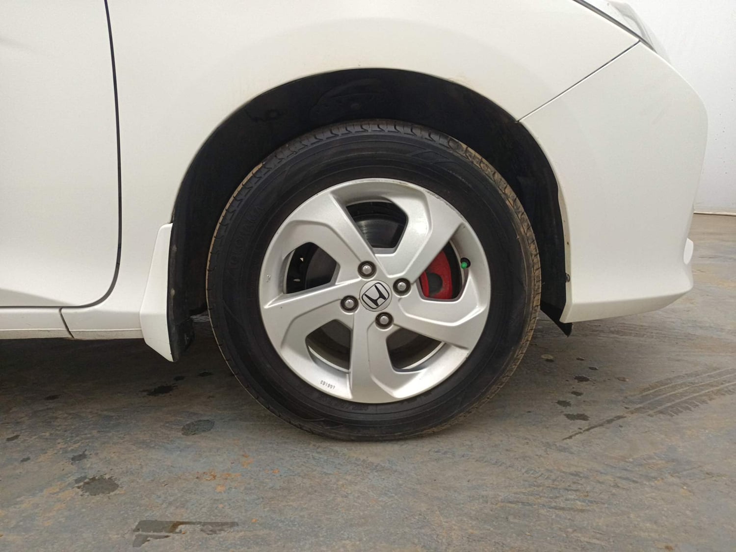 Used 2017 Honda City VX Petrol Manual tyres RIGHT FRONT TYRE RIM VIEW