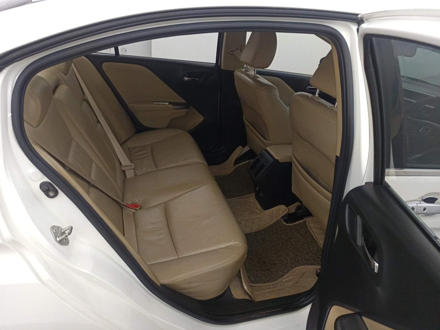 Used 2017 Honda City VX Petrol Manual interior RIGHT SIDE REAR DOOR CABIN VIEW